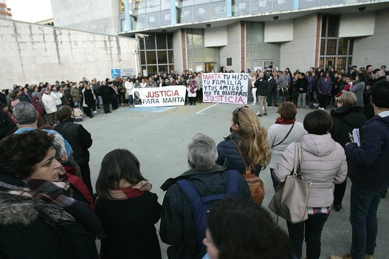 Concentración en apoyo a la familia de Marta Sequeiro, camarera asesinada en un bar de Ferrol