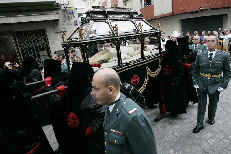 La procesión del Santo Entierro sale de la concatedral de San Julián para recorrer las calles de Ferrol