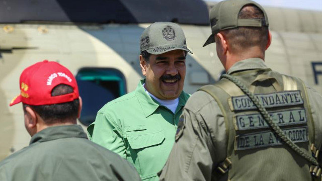 Fotografía cedida por el Palacio de Miraflores que muestra al presidente Nicolás Maduro durante una visita a una base militar este martes.