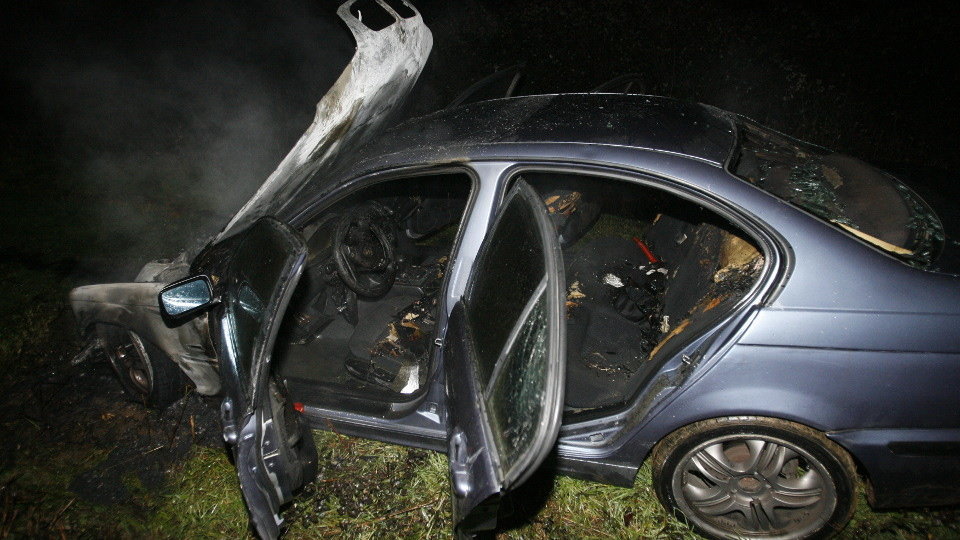 Estado en el que quedó el coche usado por los estafadores tras prenderle fuego. L.A.R.