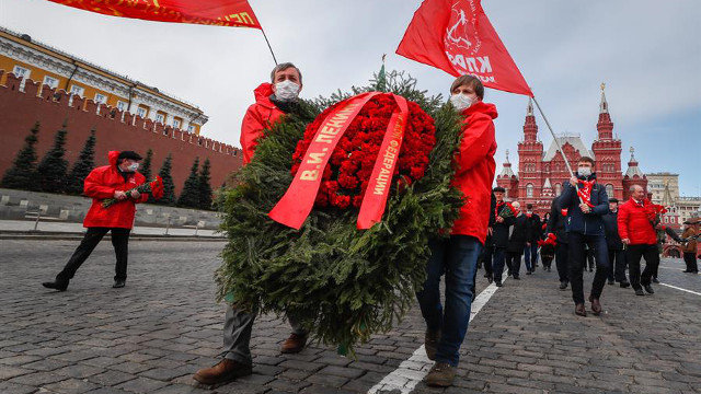 Comunistas llevan un ramo frente al mausoleo de Lenin. YURI KOCHETCOV
