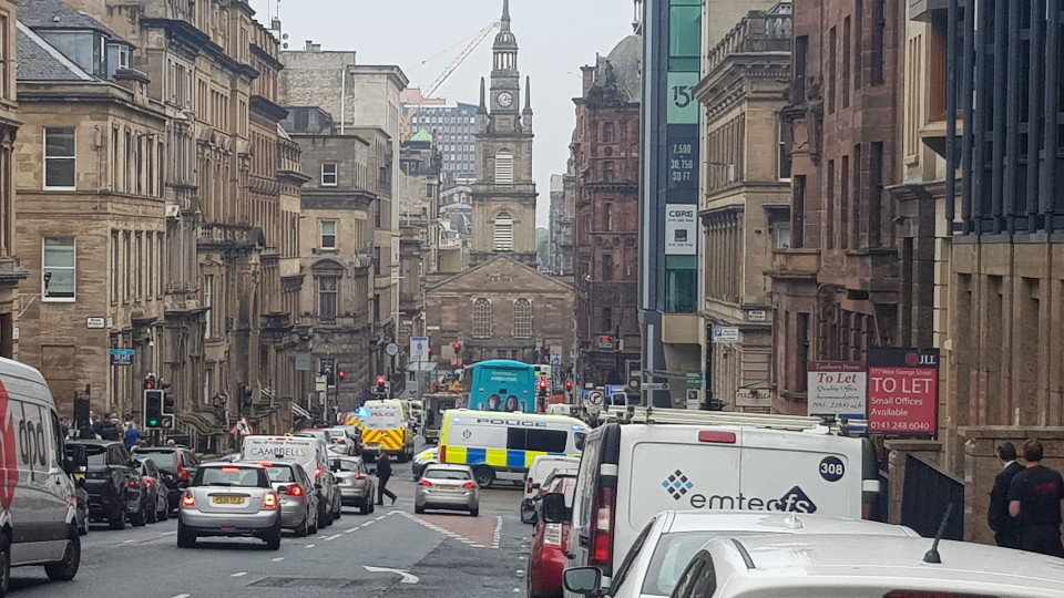 Policía y efectivos de emergencias en Glasgow. EFE