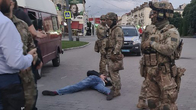 Agentes de la policía ucraniana con el secuestrador. EFE