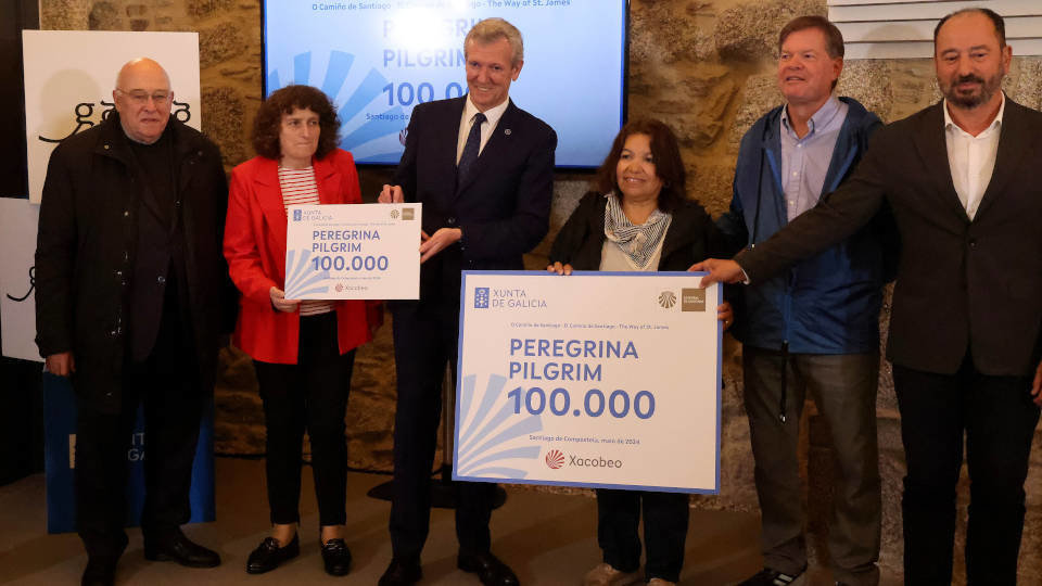 El deán de la catedral, la alcaldesa de Santiago, el presidente de la Xunta y el director de Turismo recibieron a la peregrina 100.000. PEPE FERRÍN