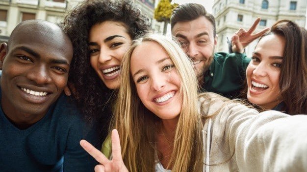 grupo de jóvenes selfie