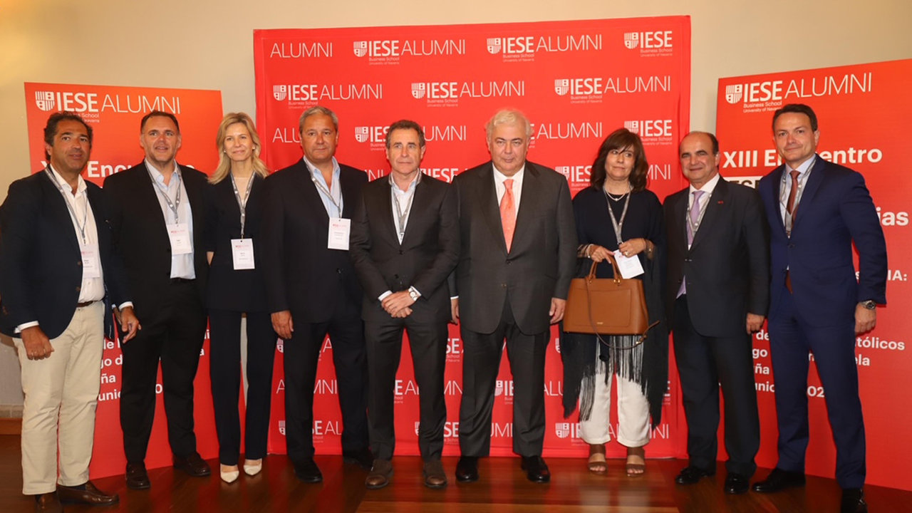 Luis de Valdivia (sexto por la izquierda) junto a otros asistentes al encuentro en Santiago. PEPE FERRÍN