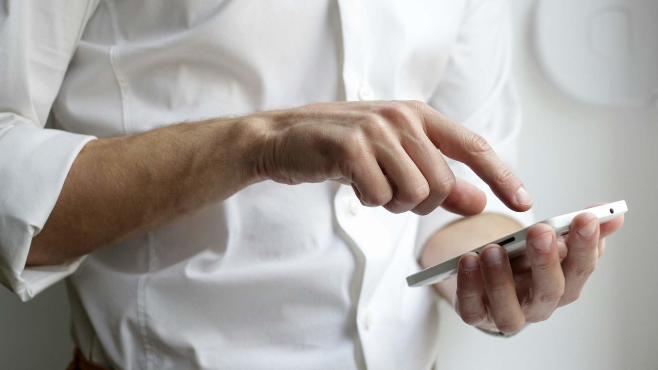 Un hombre usando su teléfono móvil