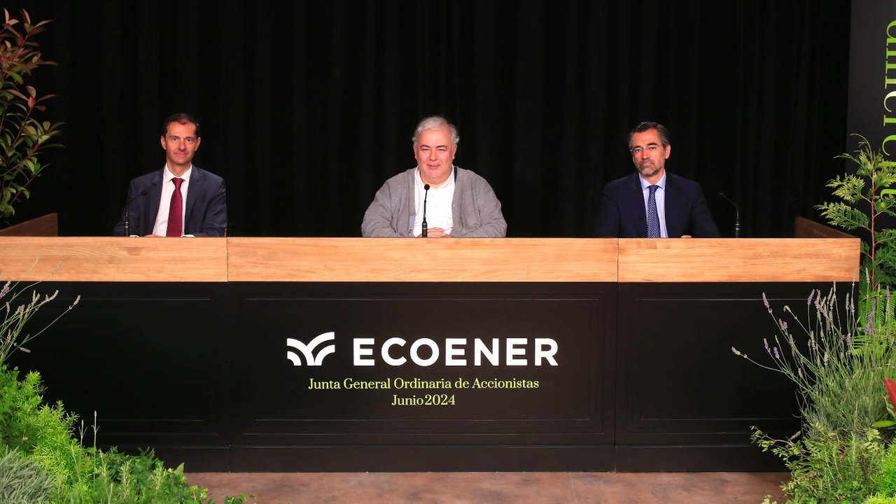 Luis de Valdivia, flanqueado por el vicepresidente de Ecoener, Fernando Rodríguez, y el secretario del consejo, Ignacio Gómez Sancha.EP