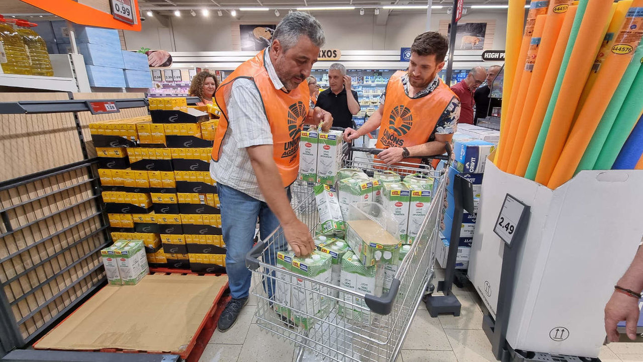 Representantes de Unións Agrarias forzaron la retirada de leche en un supermercado de Lidl. UU.AA.