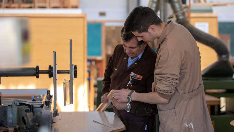 Un profesor y un alumno en un ciclo de Formación Profesional. AEP