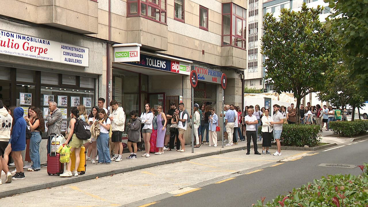 Colas de estudiantes buscando piso en Santiago. AGN