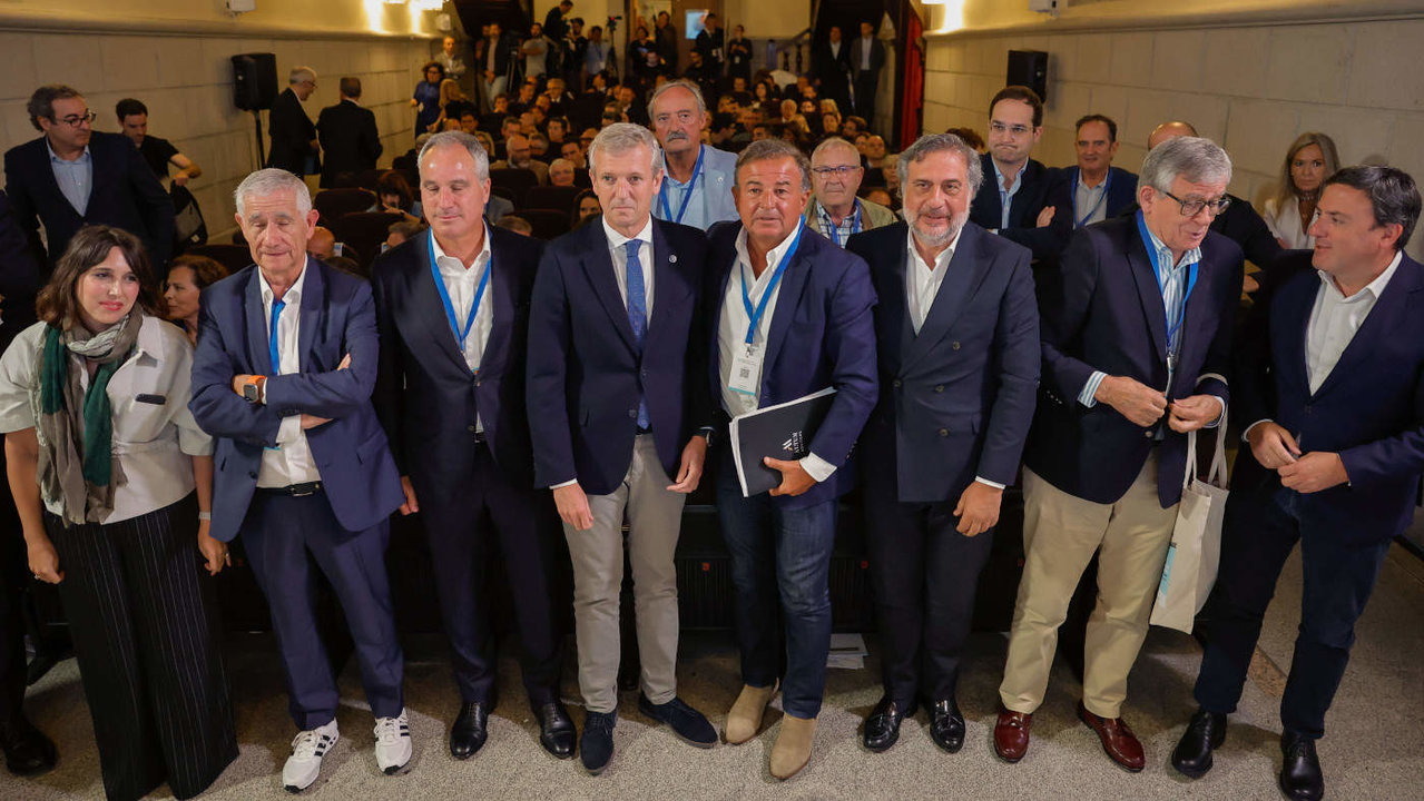 Alfonso Rueda y Javier Guerra en la jornada de Cointega en Santiago. LAVANDEIRA JR (EFE)