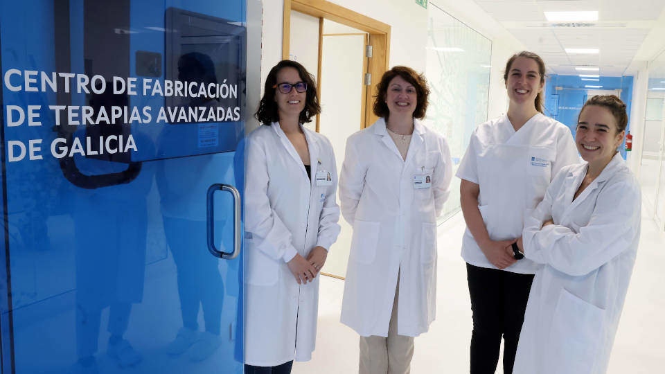 Nuria López, Cecilia Caamaño, Lorena Boquete y Mariona Baliu-Piqué, en el Centro de Fabricación de Terapias Avanzadas de Galicia. PEPE FERRÍN