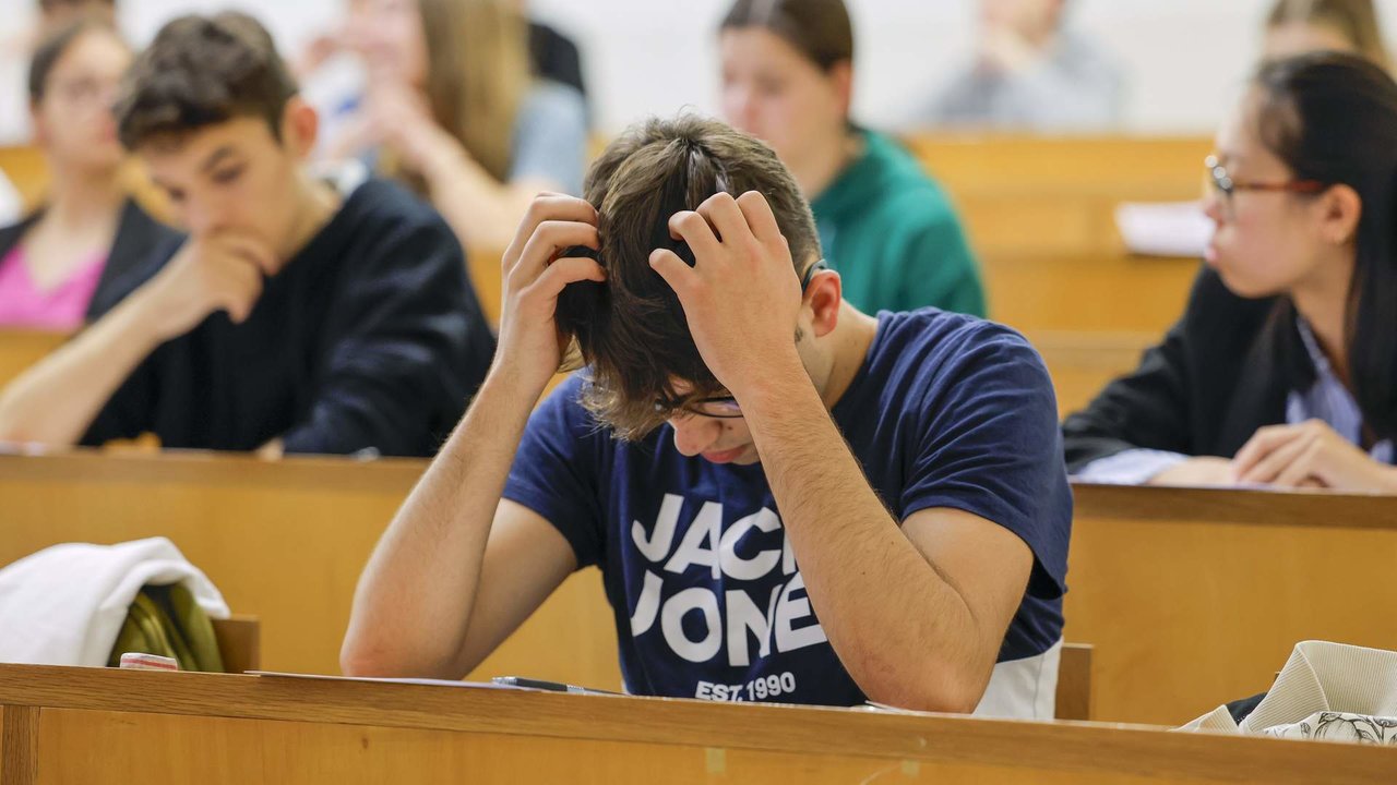 Un alumno en un examen en la USC. EFE