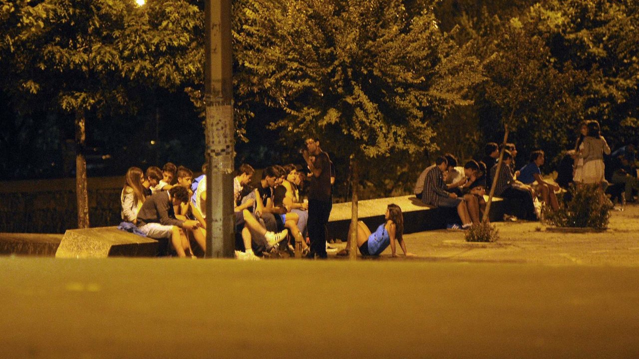 Jóvenes de botellón en Pontevedra.  ALBA SOTELO