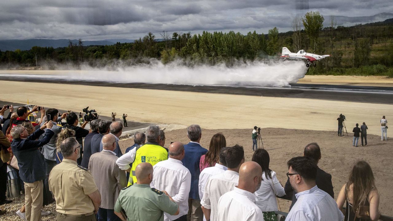 El presidente de la Xunta, Alfonso Rueda, en la inauguración de la base aérea transfronteriza de Verín-Oímbra que luchará contra los incendios en Galicia y el norte de Portugal. EFE