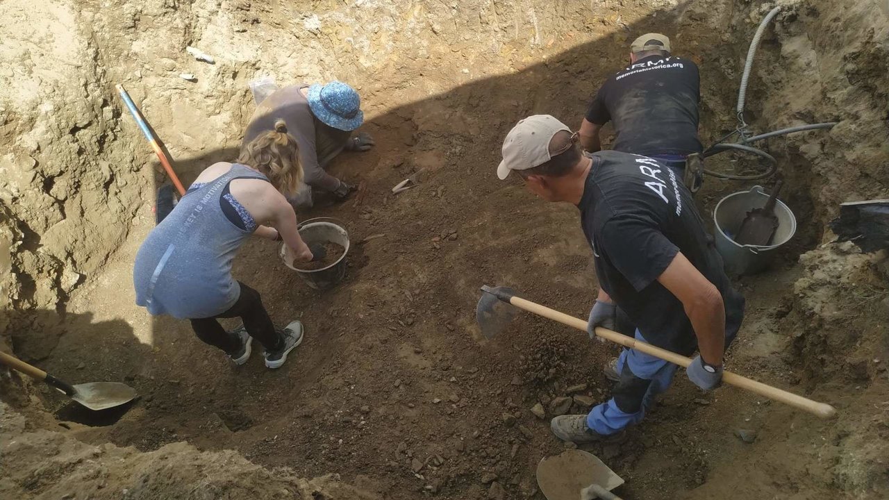 Personal de la ARMH durante las excavaciones en el cementerio de San Martíño de Visantoña. EP