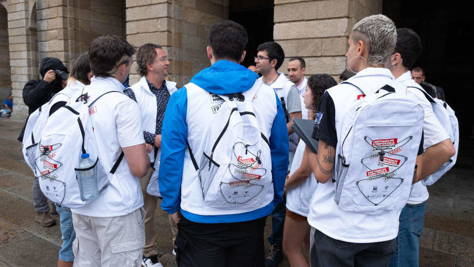 El grupo de informadores turísticos que actuarán en Santiago durante 45 días, este viernes en la Praza do Obradoiro. PEPE FERRÍN