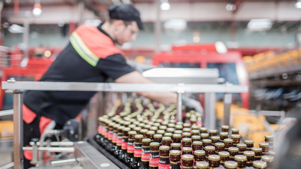 Un trabajador en una de las fábricas de la cervecera Hijos de Rivera. EP