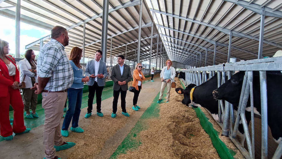 La presidenta de Grupo Lence, la conselleira de Medio Rural y el delegado del Gobierno visitaron la nueva granja de Os Loureiros en Vimianzo. EP