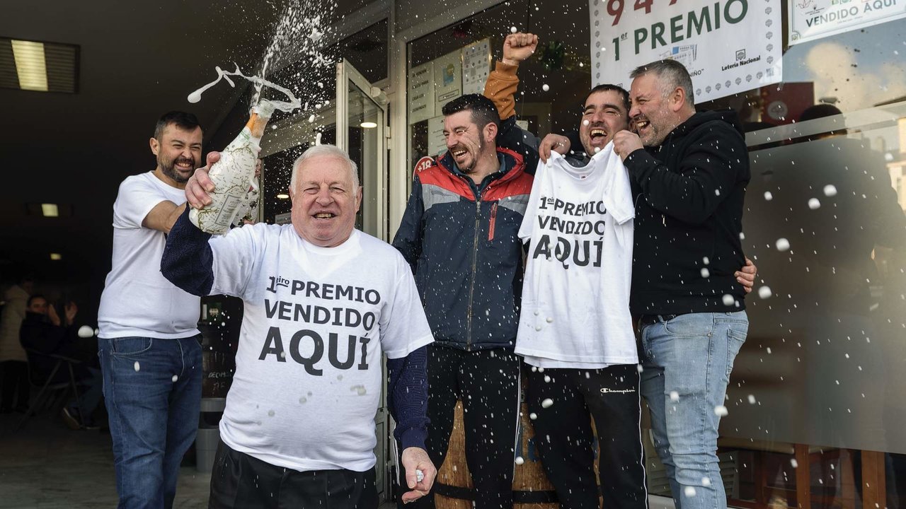 Varias personas celebran un premio de la lotería en Viveiro. AEP