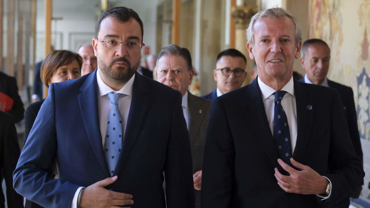 El presidente de la Xunta, Alfonso Rueda, y el presidente del Principado de Asturias, Adrián Barbón. EFE