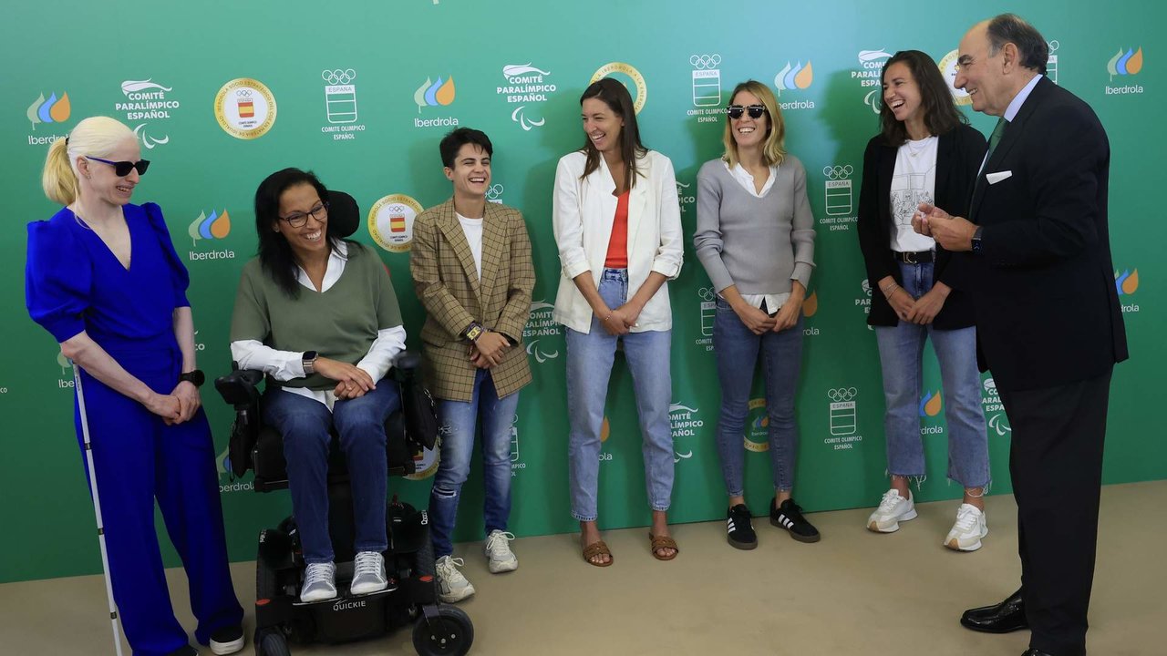 El presidente de Iberdrola recibió a deportistas olímpicas y paralímpicas. EP