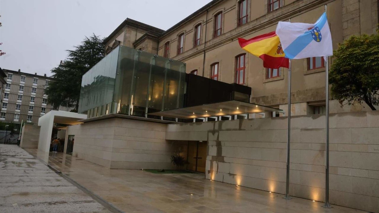 Las obras que se realizaron en la entrada del Parlamento. EP