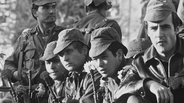 Militares con claveles en sus fusiles en 1974 /AEP